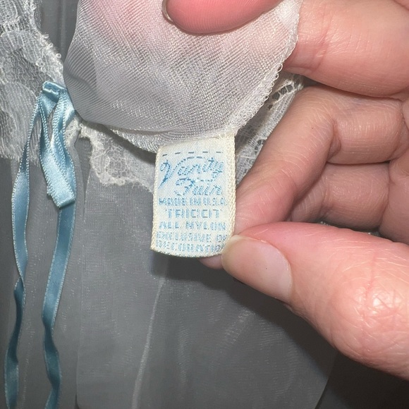 Vintage sheer white long robe lingerie with blue ribbon and lace floral pattern - Picture 6 of 10